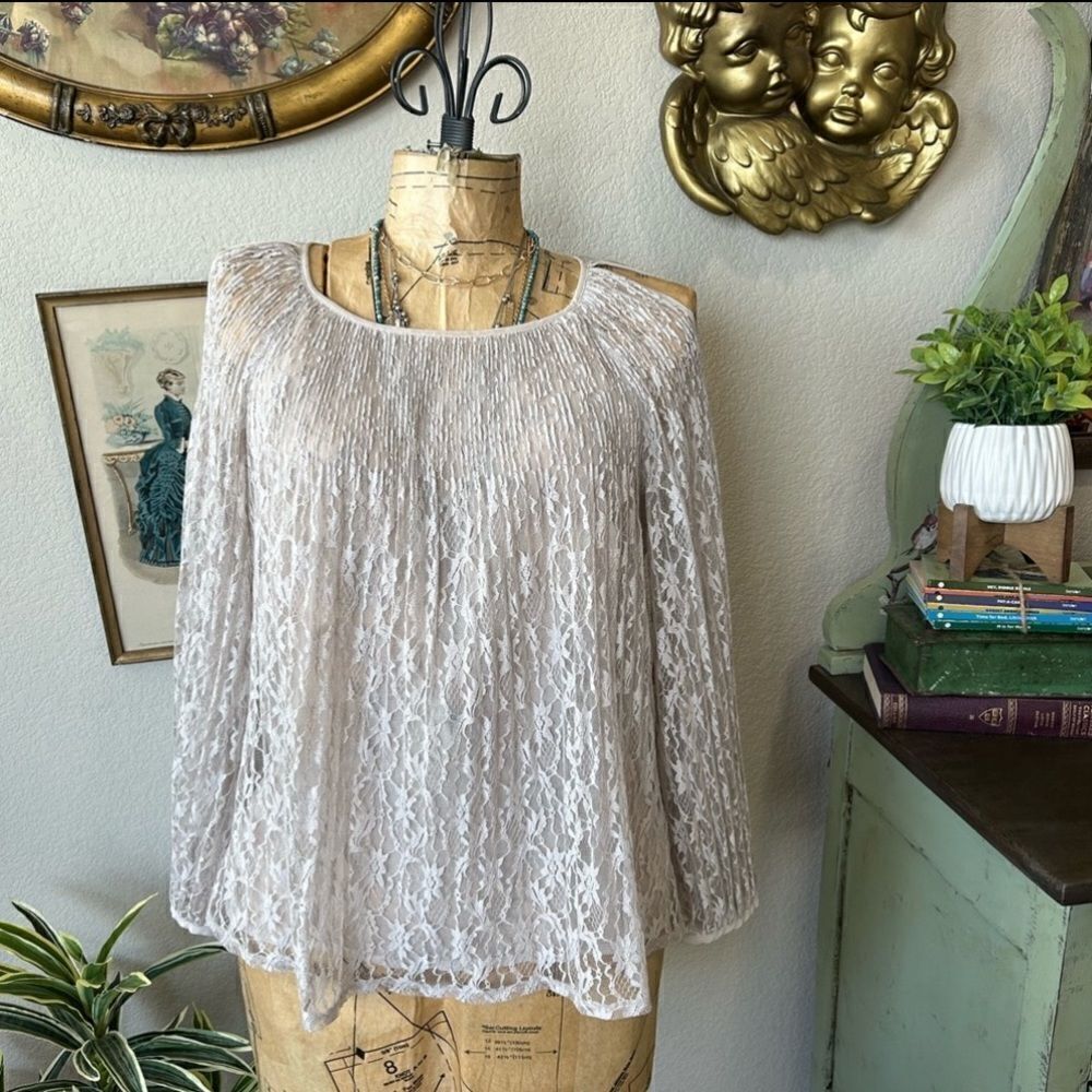 LC Lauren Conrad Grey Lace Cold Shoulder Pleated Blouse Sz M Trendy